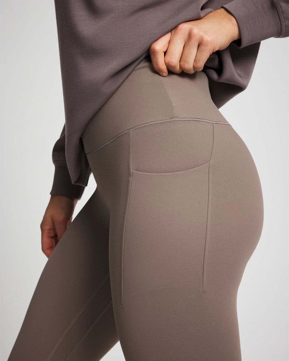 24/7 High-Waist Legging - DARK TAUPE | Soma Online