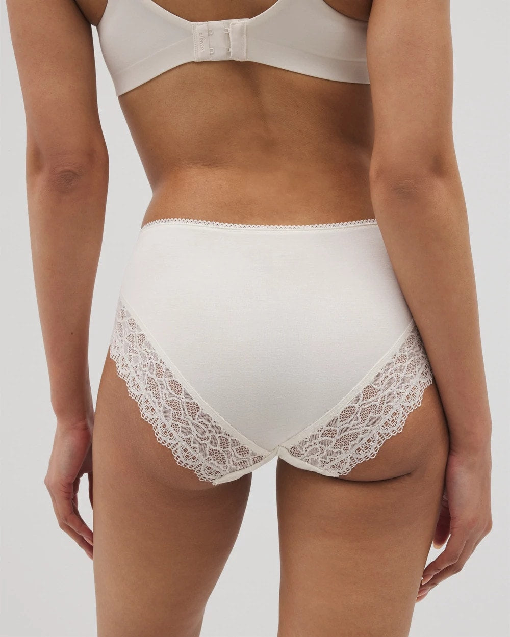 High-Leg Panty with Enchanting Lace - IVORY | Soma outlet