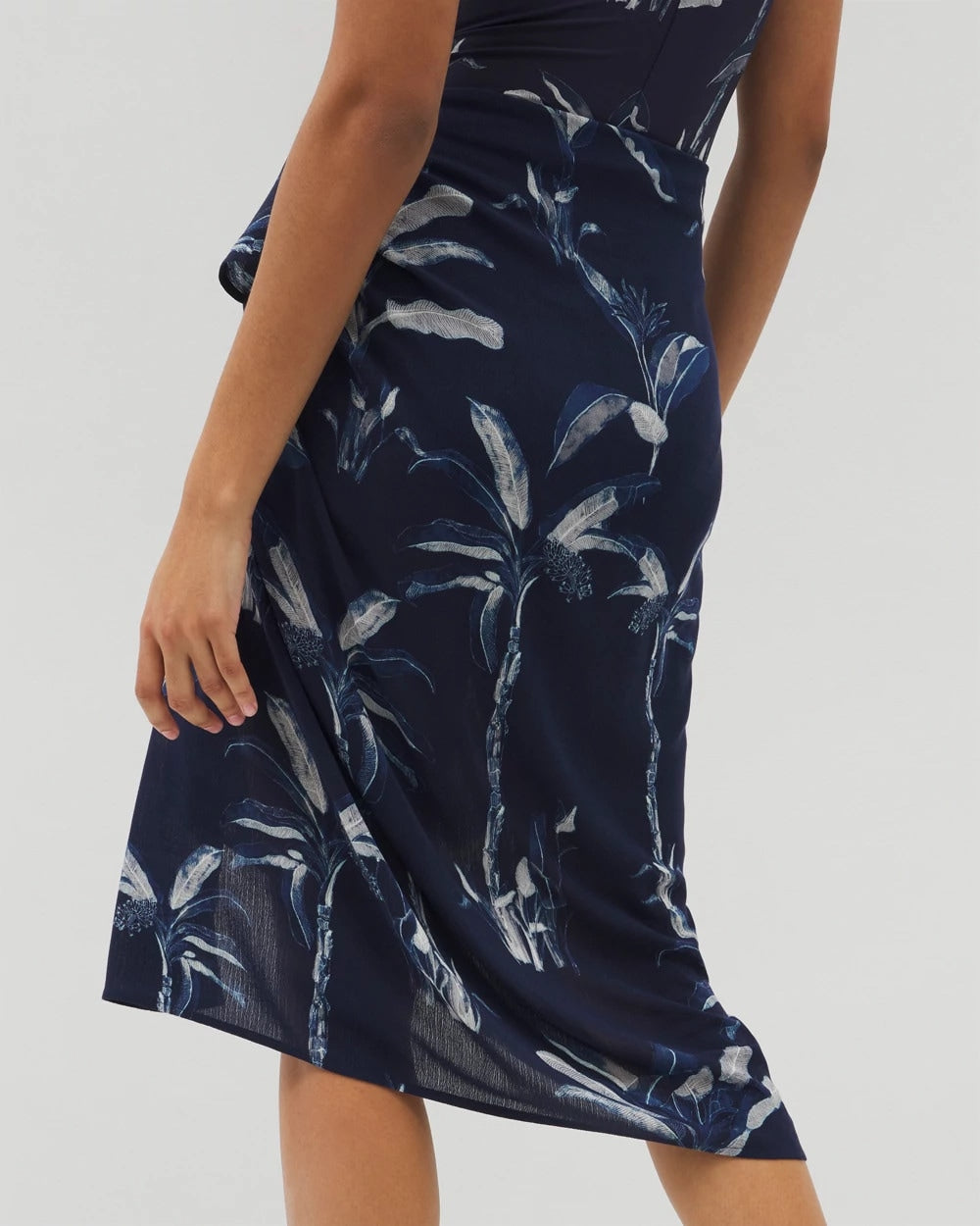 Rayon Crepe Pareo - PALM TOILE NIGHTFALL NAVY | Soma on sale