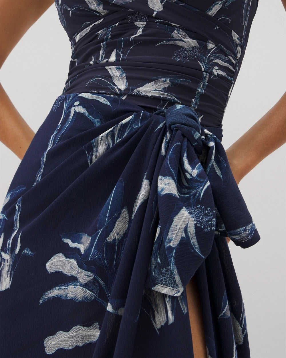 Rayon Crepe Pareo - PALM TOILE NIGHTFALL NAVY | Soma on sale